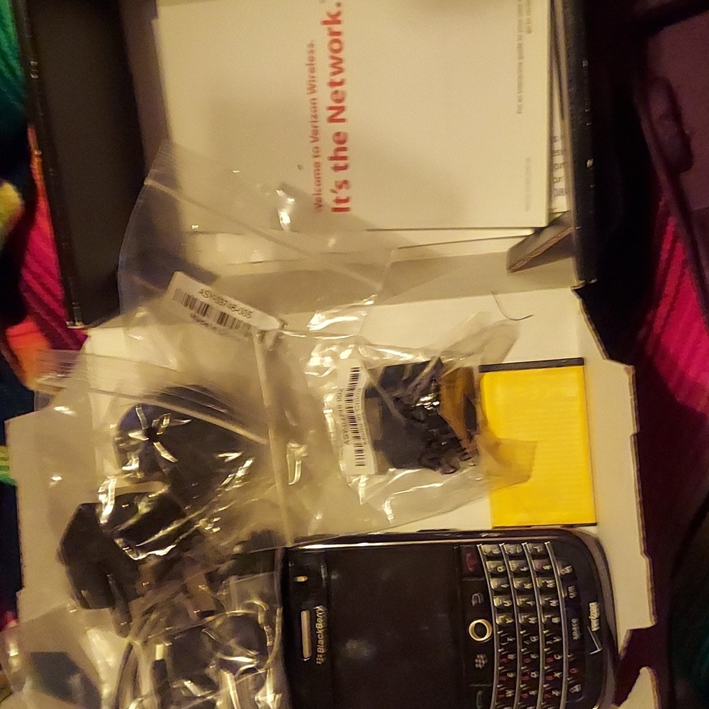 Simplier Times! Nwt Blackberry Tour. (REMOVABLE Battery!!!) - Picture 3 of 3